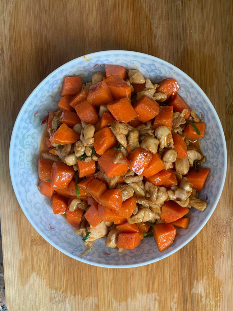 胡萝卜炒鸡腿肉的做法