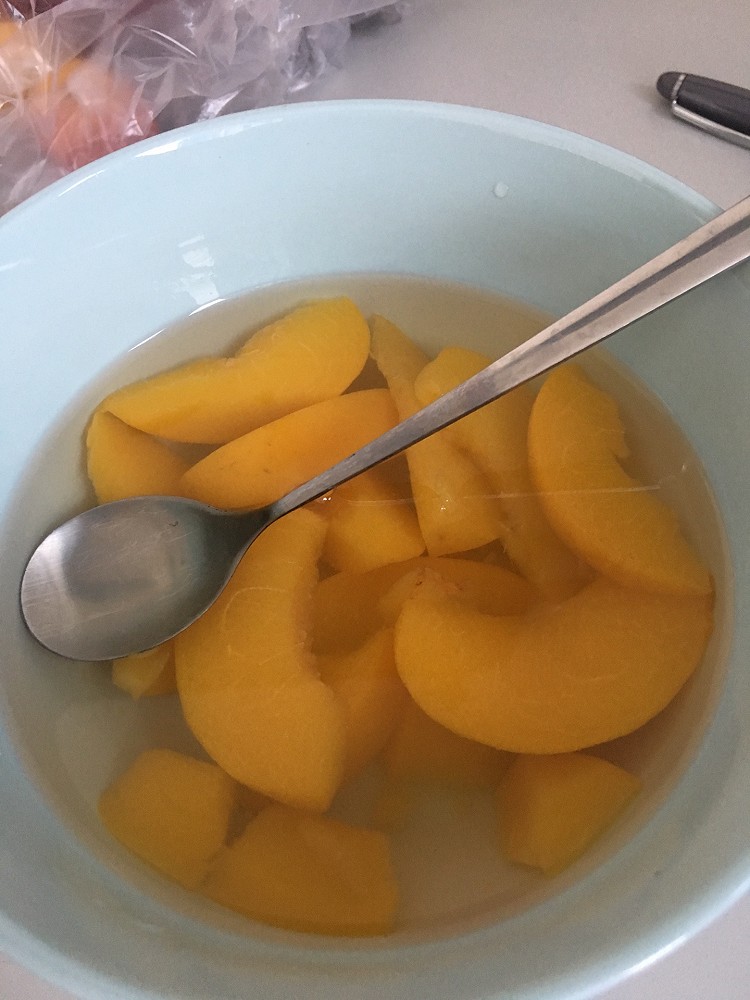 黄桃糖水的做法
