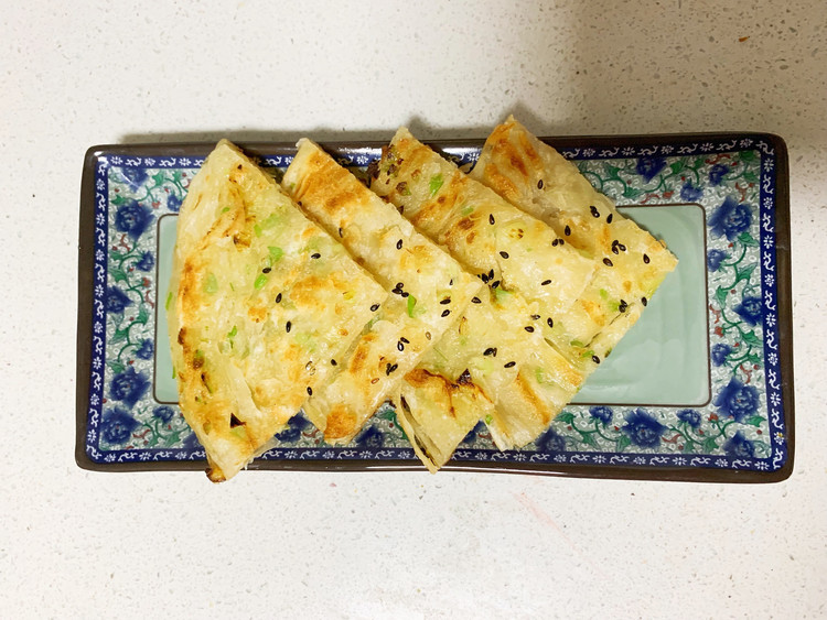 剩饺子皮改造❤️葱油饼的做法