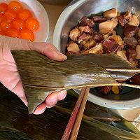 #甜粽VS咸粽，你是哪一党？#咸蛋黄肉粽的做法图解12