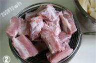 莲藕煨排骨的做法图解2
