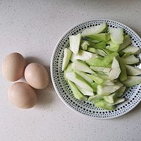 5分钟出锅的夏季应景菜:丝瓜炒蛋饼的做法图解1