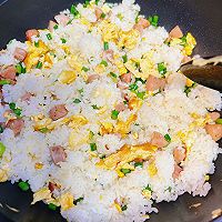 超级好吃的蒜苔香肠炒大米的做法图解5