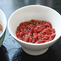 红枣桂圆枸杞汤的做法图解2