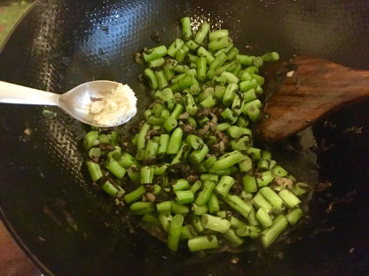 橄榄菜四季豆的做法图解7