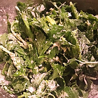 变废为宝——清香宜人的面粉蒸芹菜叶的做法图解4