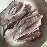 豆瓣酱烤猪寸骨的做法图解1