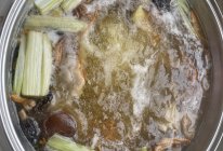 海参菌菇鸡汤的做法