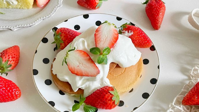 草莓厚松饼