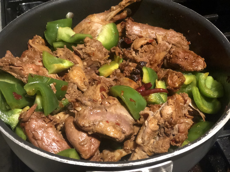 青椒烧鸭｜清爽不油腻的嫩鸭肉的做法