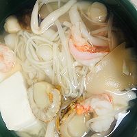 大人孩子一起吃——松茸海鲜豆腐菌菇汤的做法图解4