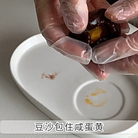 广式咸蛋黄红豆沙月饼的做法图解4