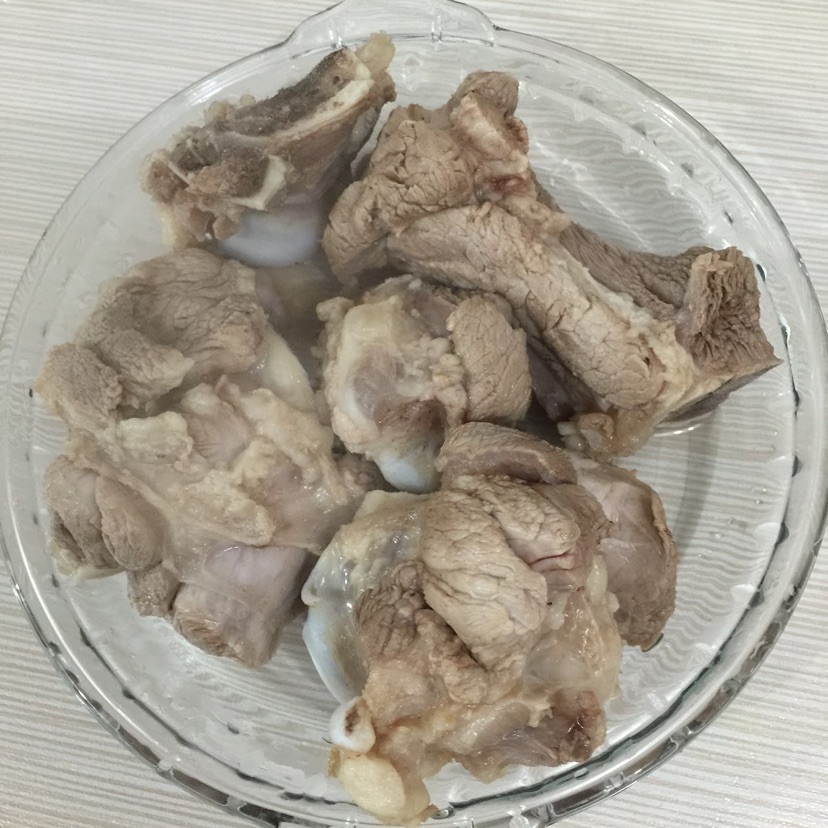 鲜菇龙骨汤一一营养高汤的做法图解2