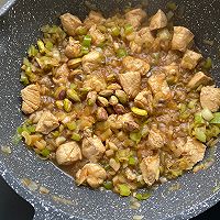 #美国开心果快乐食光#开心果大葱炒鸡丁的做法图解5