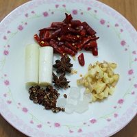 土豆烧肥肠的做法图解2