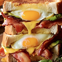 满满的爆浆芝士，浓郁的口感补充能量的早餐～芝士培根煎蛋三明治的做法图解6