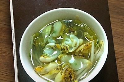 鲍鱼片焯酸菜豆芽