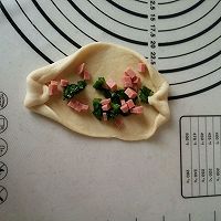 鲜葱香肠面包的做法图解5