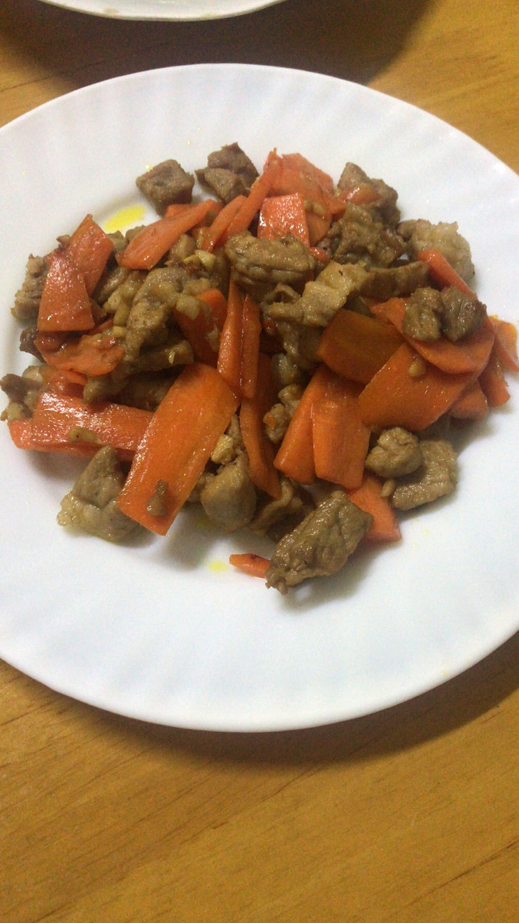 红萝卜炒肉的做法