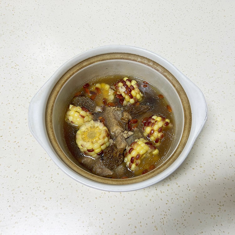 羊肚菌玉米排骨汤的做法