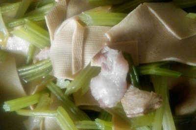 芹菜炖干豆腐