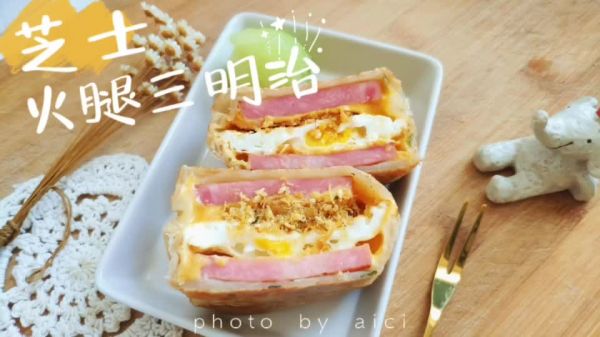 一口爆浆的芝士火腿三明治