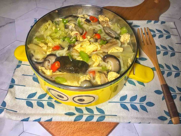 鸡蛋肉片香菇面的做法