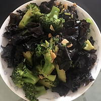 空炒西兰花黑木耳的做法图解3