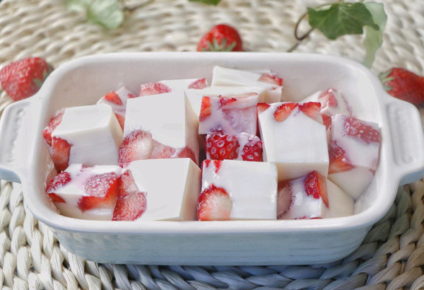 酸奶草莓冻