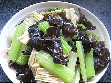 西芹黑木耳炒腐竹