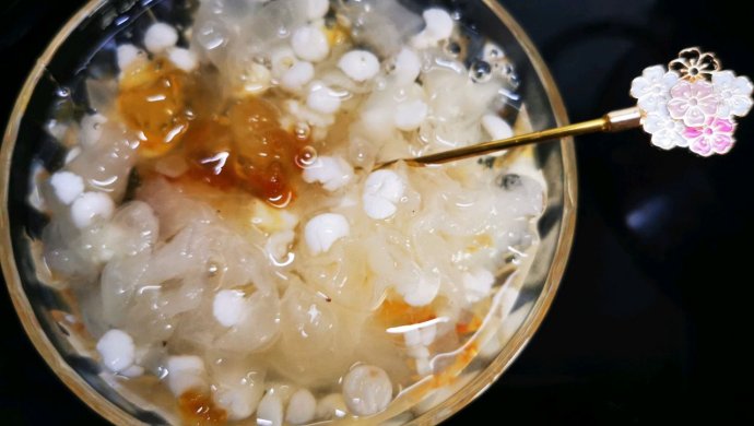 桃胶鸡头米银耳羹