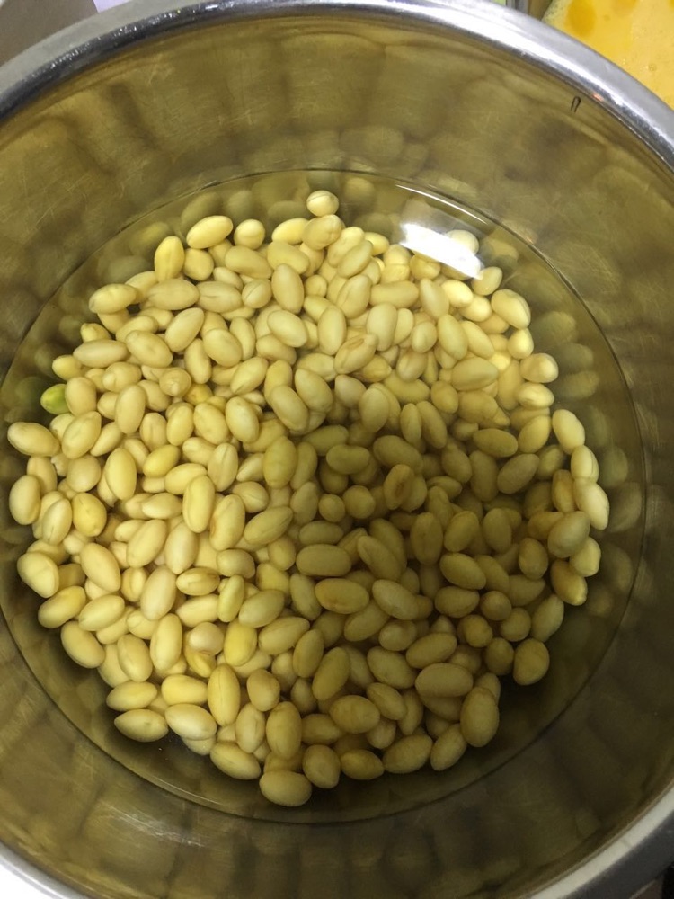 黄豆焖猪蹄的做法图解1