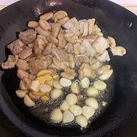 能干三碗米饭的土豆烧肥肠~的做法图解5