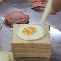 鸡蛋火腿肉松三明治的做法图解3