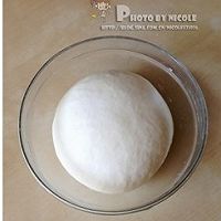 风味腊肠芝心披萨的做法图解3