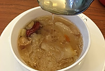 冰糖雪耳雪梨红枣糖水的做法