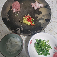 银鱼猪肉汤（麻辣）的做法图解1