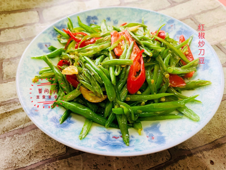 餐桌上的春日限定#红椒炒刀豆的做法