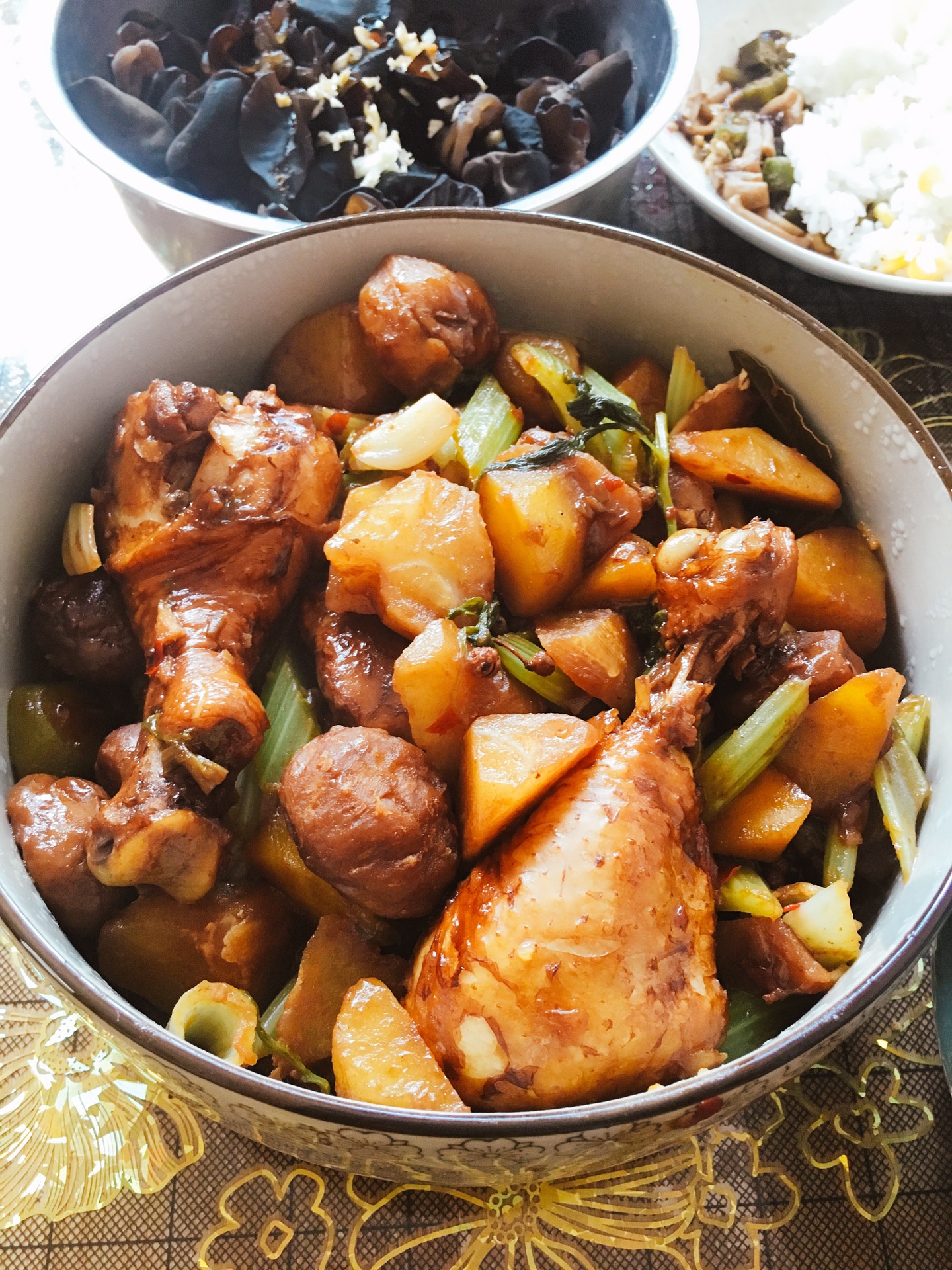 土豆炖鸡块最简单的家常做法，鲜香味美，肉嫩软烂，好吃又下饭 - 哔哩哔哩