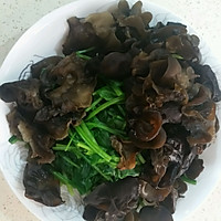 木耳拌菠菜的做法图解1