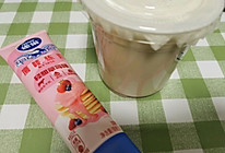 #鹰唛新食尚草莓香蕉奶昔的做法
