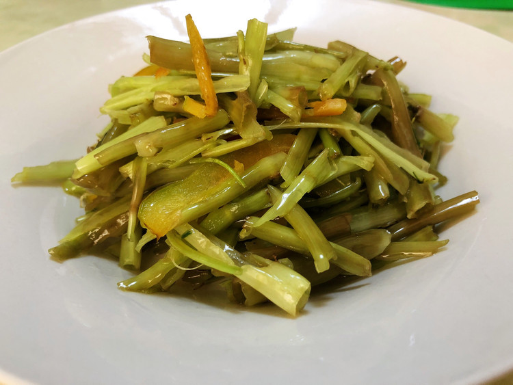 辣椒炒空心菜杆的做法