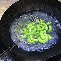 苦瓜煎蛋的做法图解1