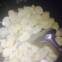剁椒炒小土豆片的做法图解5