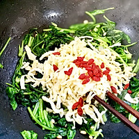 清新小菜—枸杞松仁蛋皮拌菠菜的做法图解2