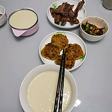 浓香奶白的豆浆粥配外脆内酥的豆渣饼