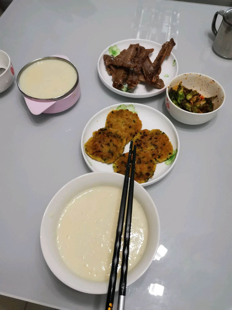 浓香奶白的豆浆粥配外脆内酥的豆渣饼的做法