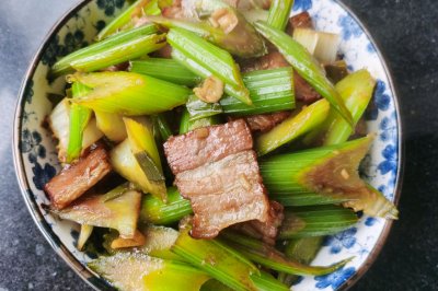 西芹炒腊肉