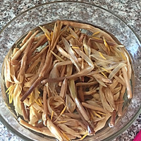 黄花菜豆腐鱼汤的做法图解2