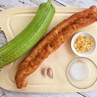 #解腻开胃就吃它#丝瓜炒老油条，夏季必吃清热祛暑的做法图解1